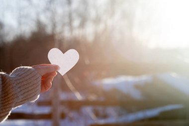 Merhamet anlayışı merhamet destek aşkı. Bulanık bir arka planda kalbi olan bir el..