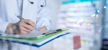 Doktor bulanık bir geçmişle tıbbi geçmişine giriş yapmış..