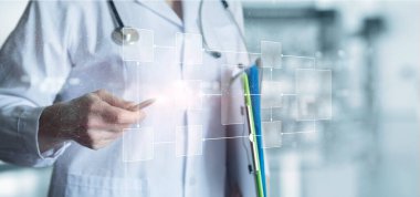 Doktor sanal bilgisayar ekranında akış şemasını gösterir. Tıptaki modern teknolojilerle çalışma kavramı.