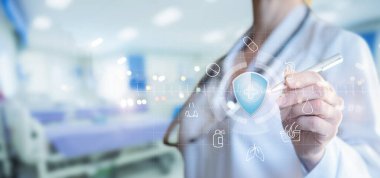 Ekrandaki doktor, solunum hastalıklarının tedavisinin yapısını çiziyor.