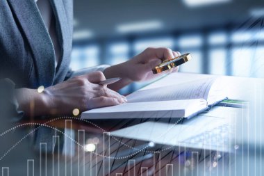 Analist kavramı ve finansal tablolar. Ofiste elinde büyüteçle oturan iş kadını..