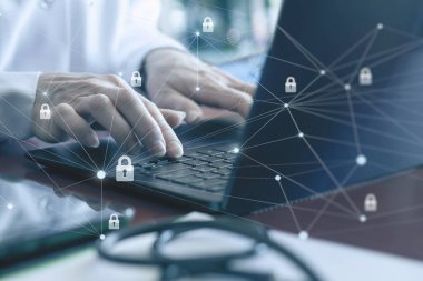 Doktor, güvenli bir tıbbi ağdaki bir bilgisayarda çalışıyor. Tıbbi ağlar için güvenlik kavramı.