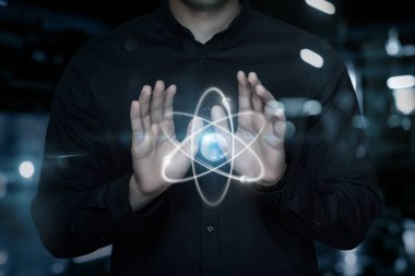 Atom enerjisini destekleme ve savunma kavramı. İnsan atomunu bir hareketle korur..