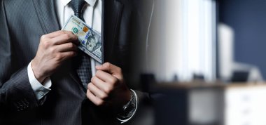İş adamı, bulanık ofis geçmişine karşı takım elbisesinin yan cebine dolar koyar..