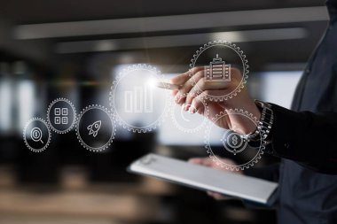 Yönetici sanal ekranda bir iş sürecini yönetmek için bir mekanizma çizer.