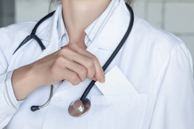 Doktor cebine boş bir kartvizit koymuş. Arka plan bulanık..