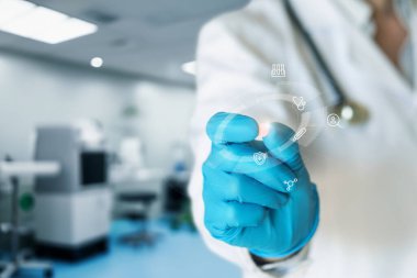 Doktor sanal bilgisayar ekranında tıbbı gösteriyor.