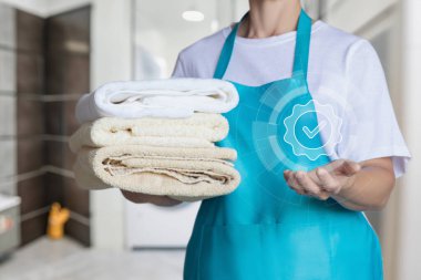 Kaliteli çamaşır ve temizlik hizmetleri kavramı.