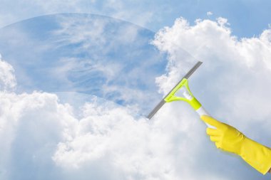 Arkasındaki pencereyi temizleme işlemi temiz ve temiz bir gökyüzü manzarası açar.