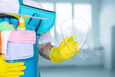 Yenilikçi temizlik sistemleri kavramı. Sanal ekran ve özel ekipman kullanarak, temizleyici temizlik sürecini kontrol eder.