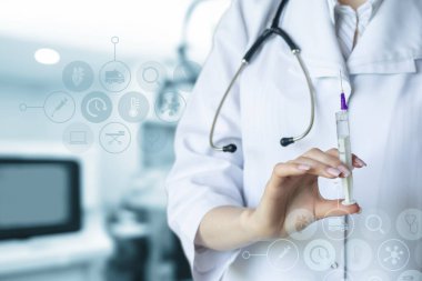 Tıbbı hazırlama ve yönetme süreci. Kliniğin arka planında şırıngası olan bir doktor..