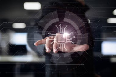 Bir insan sanal bir bilgisayarda dijital teknolojiyi kontrol eder ve onunla etkileşim kurar..