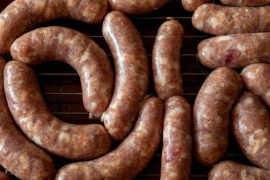 Izgarada ev yapımı sosis..