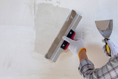 Duvarda spatula kullanmanın kavramları. Bir spatulayı kullanarak duvarı yıkma işlemi.