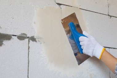 Bir mala kullanarak duvarları yıkma fikri. Ev inşaatının aşamaları.