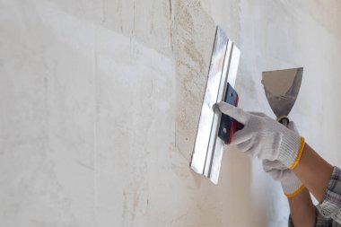 Bir yüzeyi spatula kullanarak düzleştirme ve alçılama kavramı. Azı dişi işi kavramı.
