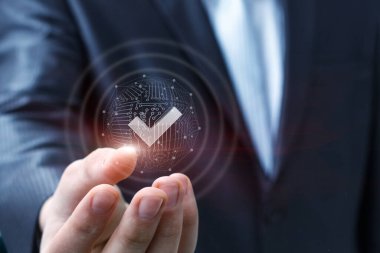 Bir iş adamı, bir bağlantı ağında elinde işaretler gösterir. Başarı bağlantısı kavramı.