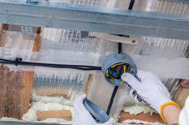Elektrik tesisatında bağlantı kutusunun kurulumu. Elektrik kablosu bağlantı kutusunun kurulumu veya bakımı.