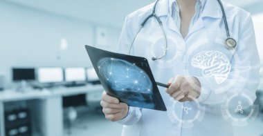 Röntgen ve modern ekipman kullanarak sinirsel tanı. Özel bir odada beyin ve kafatasının röntgenini inceleyen bir doktor..