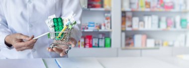 İnternetteki eczaneden ilaç seçiyorum. Bir eczacının sağlık hizmetleri uzmanı yardımı.