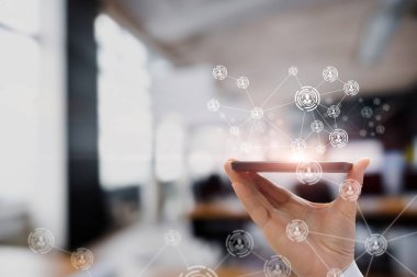 Dijital iletişim ve geleceğin şebekesi. Konsept, mobil teknolojinin, internetin ve dijital platformların modern iletişim ve dijital bir toplum oluşturulmasındaki rolünü vurguluyor..