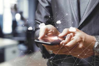 İş dünyası dijital ağında bulut çözümleri kavramı. Teknoloji kullanarak gerçek zamanlı iş yönetimi.