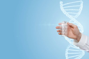 Bir el, sakin mavi bir arkaplan karşısında şeffaf, karmaşık DNA kalıpları gösteren bir şişe tutar. Bu illüstrasyon genetik araştırma ve biyoteknoloji alanındaki gelişmeleri vurgular..
