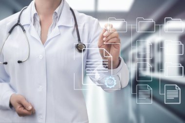 Tıbbi profesyoneller elektronik tıbbi sertifikaları gösteren dijital bir arayüzle bağlantı kuruyor. Bu modern yaklaşım hasta kayıt yönetimini geliştirir ve sağlık verimliliğini artırır.