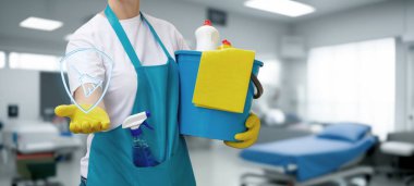 Koruyucu giysiler giymiş bir temizlikçi hastanede temizlik malzemeleri hazırlıyor. Hastalar ve çalışanlar için güvenli ve steril bir ortam sağlamaya odaklanın.