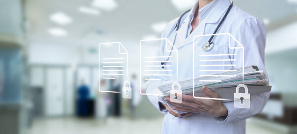 Медицинский работник в лабораторном халате держит стопку документов, представляющих конфиденциальную информацию о пациенте. Это демонстрирует важность конфиденциальности данных в медицинских условиях.