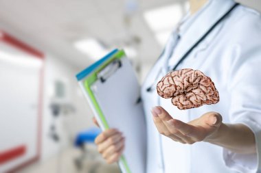 Laboratuvar önlüğü giymiş bir tıp uzmanı, modern bir klinik ortamda yüzen, dijital bir yapboz parçasını sergilerken elinde bir pano tutuyor. Atmosfer gelişmiş ve yenilikçi hissettiriyor..