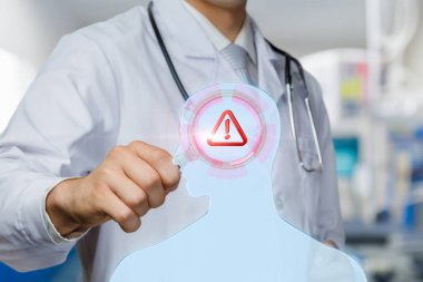 Bir tıp uzmanı, klinik ortamda modern teknolojiyi kullanırken dijital sağlık bilgilerini inceliyor. Konsültasyon sırasında hastaların bakımı ve analizi üzerinde duruluyor..