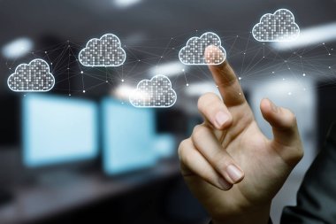 Bir insan sanal bir bulut hesaplama arayüzüne bağlanır, teknolojinin gelişimini gösterir. Arka planda, dijital ortama işaret eden modern bir çalışma alanında bilgisayar monitörleri yer alıyor..