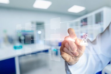 Yenilikçi bilim adamı laboratuvarda dijital süreç yaratıyor. Bir bilim adamı modern bir laboratuvar ortamındaki sanal elementlerle etkileşime girer..