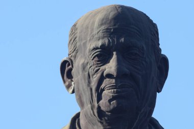Dünyanın en uzun heykeli olan Birlik Heykeli. Sardar Vallabbhai patel heykeli Narmada nehri yakınlarındaki Kevadia 'da, popüler bir turizm merkezi.