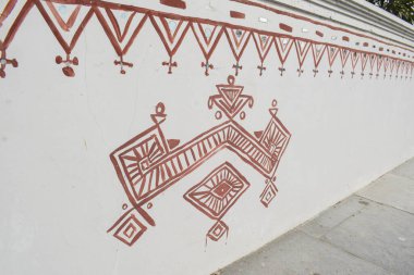 Bheenth Chitra, Geru tarafından yapılan eşsiz bir kabile duvar resmi, özel bir kırmızı toz. Kutch, Gujarat 'ta geometrik duvar resimleri ve resimler yapıldı.