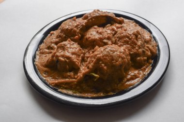 Hint mezesi Aloo ki sabji olarak bilinen lezzetli baharatlı baharatlı patatesli körili meze tabağı.