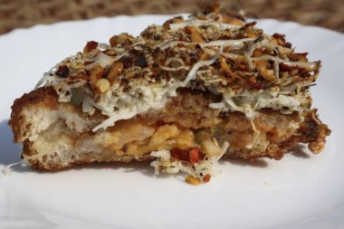 Peynirli tost, pizza soslu ve mayonezli.