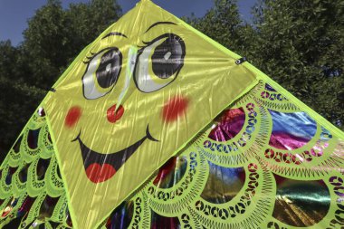 Gülen suratlı büyük uçurtma. Büyük uçurtma. Güzel ve şirin.