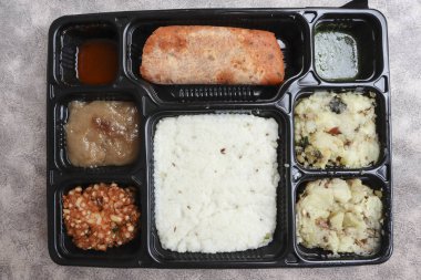 Indian Upwas thali, geleneksel oruç yemek tabağı ya da thaali. Farali Upwas, Vrat sırasında yenen yemekti.