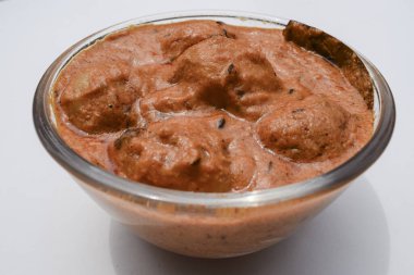 Hint mezesi Aloo ki sabji olarak bilinen lezzetli baharatlı baharatlı patatesli körili meze tabağı.