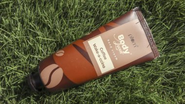 Erik kahvesi kokulu el kremi tüpü. Elleri yumuşak tutmak için markalı aromatik el kremi, vejetaryendir. El kremi tüpü 12 Ocak 2024 'te Hindistan' dan alınmış.