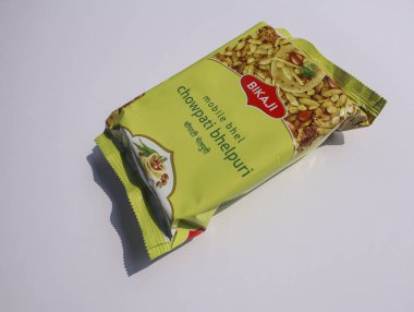 Bikaji bhelpuri atıştırmalıkları. Beyaz arka planda Bikaji mobil chowpati bhelpuri atıştırmalığı. Lezzetli.