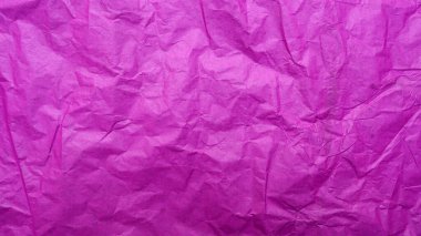 Koyu pembe, parçalanmış, ince kağıt kaplama.