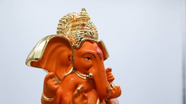 Beyaz arkaplanda güzel Ganesha putu