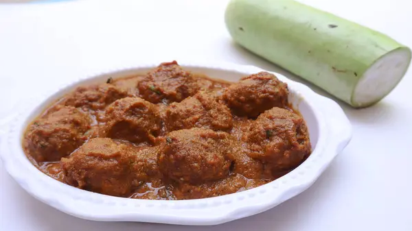 Lezzetli Lauki ke Kofte köri, sosa batırılmış şişe kabağı topları.