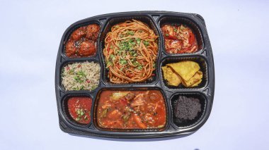 Lezzetli Asya tabağı sebzeli pilav, acılı sarımsaklı erişte, mançuryalı kuru erişte, acı sarımsak soslu sebzeler, kimçi ve çikolatalı brownie.