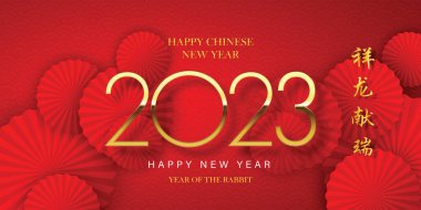 Mutlu Çin Yeni Yılı 2023, kırmızı arkaplan ve yelpaze üzerinde altın rakamlar. Çin tarzı, Çince çeviri: 2023 Tavşanı için Çin takvimi.