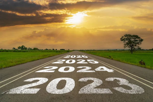 아스팔트 도로와 2023 무렵인 2023 년까지 운전하는 스톡 사진