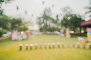 Odaklanamadığı bokeh ve bahçe ağaçlarının arka planı günışığında klasik tonlu..